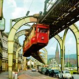 Schwebebahn fährt durch Wuppertal, 1970