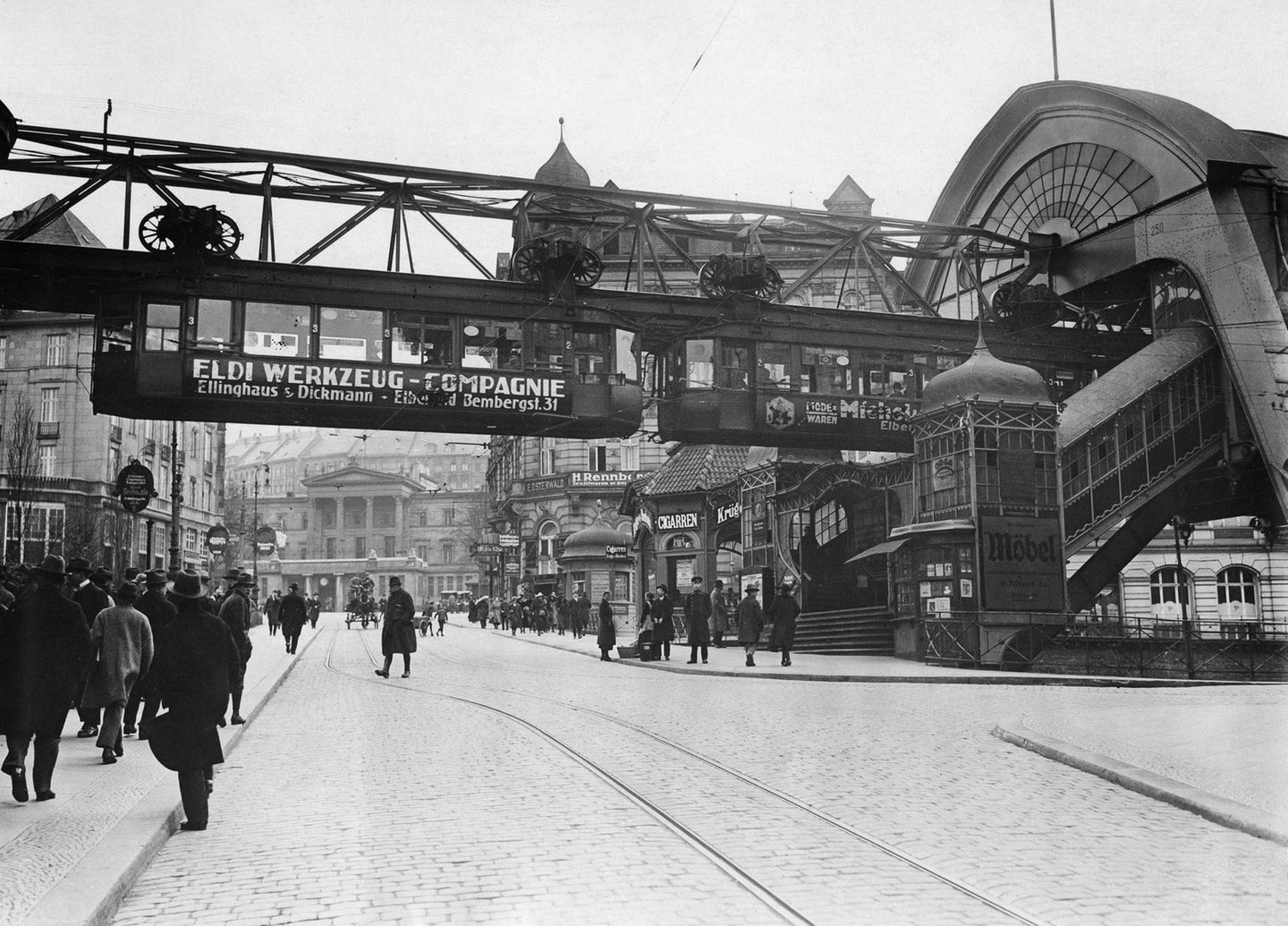 Haltestelle in Elberfeld der Schwebebahn Wuppertal im Jahr 1923