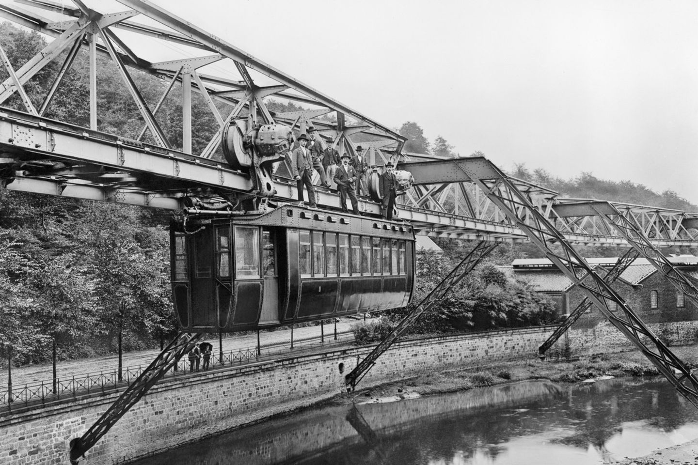 Nach der ersten erfolgreichen Probefahrt 1898 stehen Ingenieure auf einem Wagen der Wuppertaler Schwebebahn