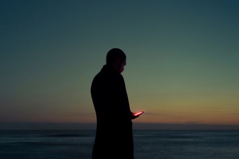 Schnell findet sich auf dem Smartphone ein möglicher Partner - doch bei Konflikten ist schnell der nächste verfügbar. Was macht das mit unseren Bindungen? 