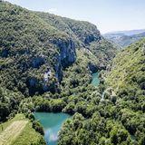 Luftaufnahme des Una-Nationalparks im Kanton Una-Sana, Bosnien