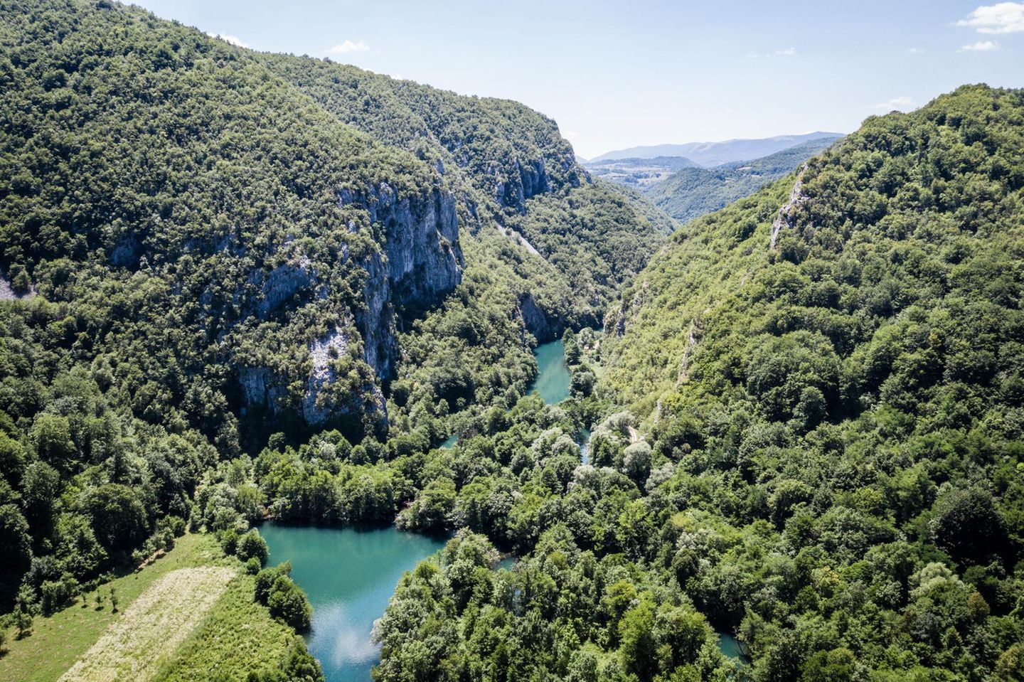 Luftaufnahme des Una-Nationalparks im Kanton Una-Sana, Bosnien