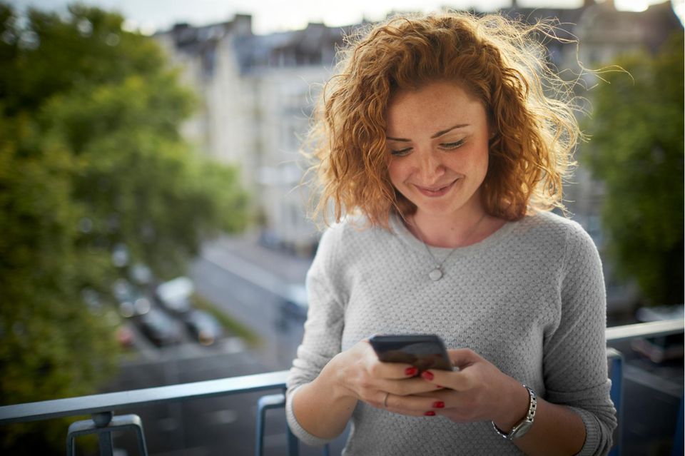 Jederzeit können sich Paare heute über Kontinente hinweg sehen, sprechen und schreiben. Das führt zur "digitalen Eifersucht". Wer nicht reagiert, löst beim Partner womöglich Misstrauen aus  1.5004