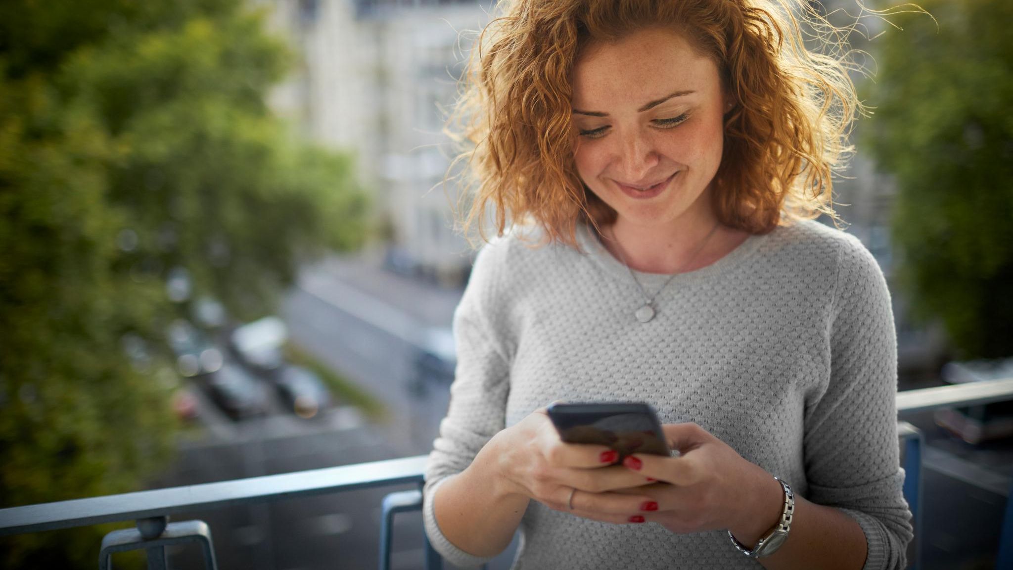 Jederzeit können sich Paare heute über Kontinente hinweg sehen, sprechen und schreiben. Das führt zur "digitalen Eifersucht". Wer nicht reagiert, löst beim Partner womöglich Misstrauen aus