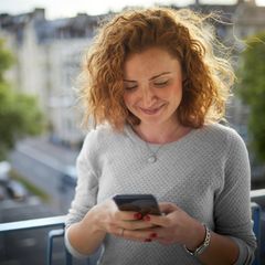 Jederzeit können sich Paare heute über Kontinente hinweg sehen, sprechen und schreiben. Das führt zur "digitalen Eifersucht". Wer nicht reagiert, löst beim Partner womöglich Misstrauen aus