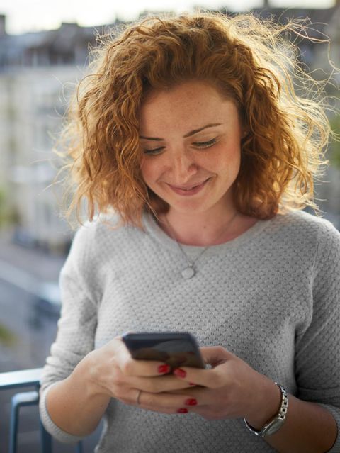 Jederzeit können sich Paare heute über Kontinente hinweg sehen, sprechen und schreiben. Das führt zur "digitalen Eifersucht". Wer nicht reagiert, löst beim Partner womöglich Misstrauen aus