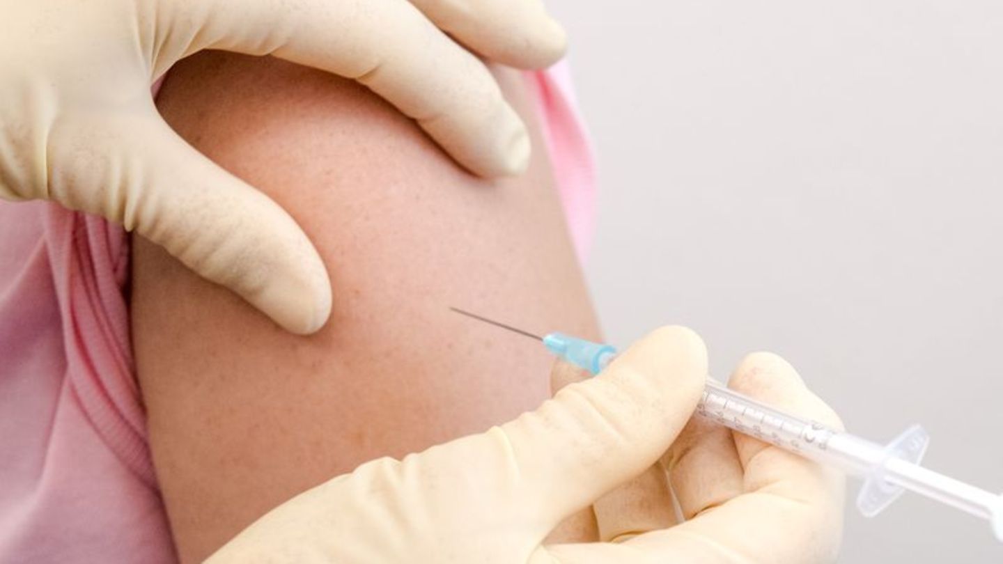 Bevor es juckt und behandelt werden muss: Die HPV-Impfung kann vor bestimmten Virustypen schützen, die Feigwarzen verursachen. F