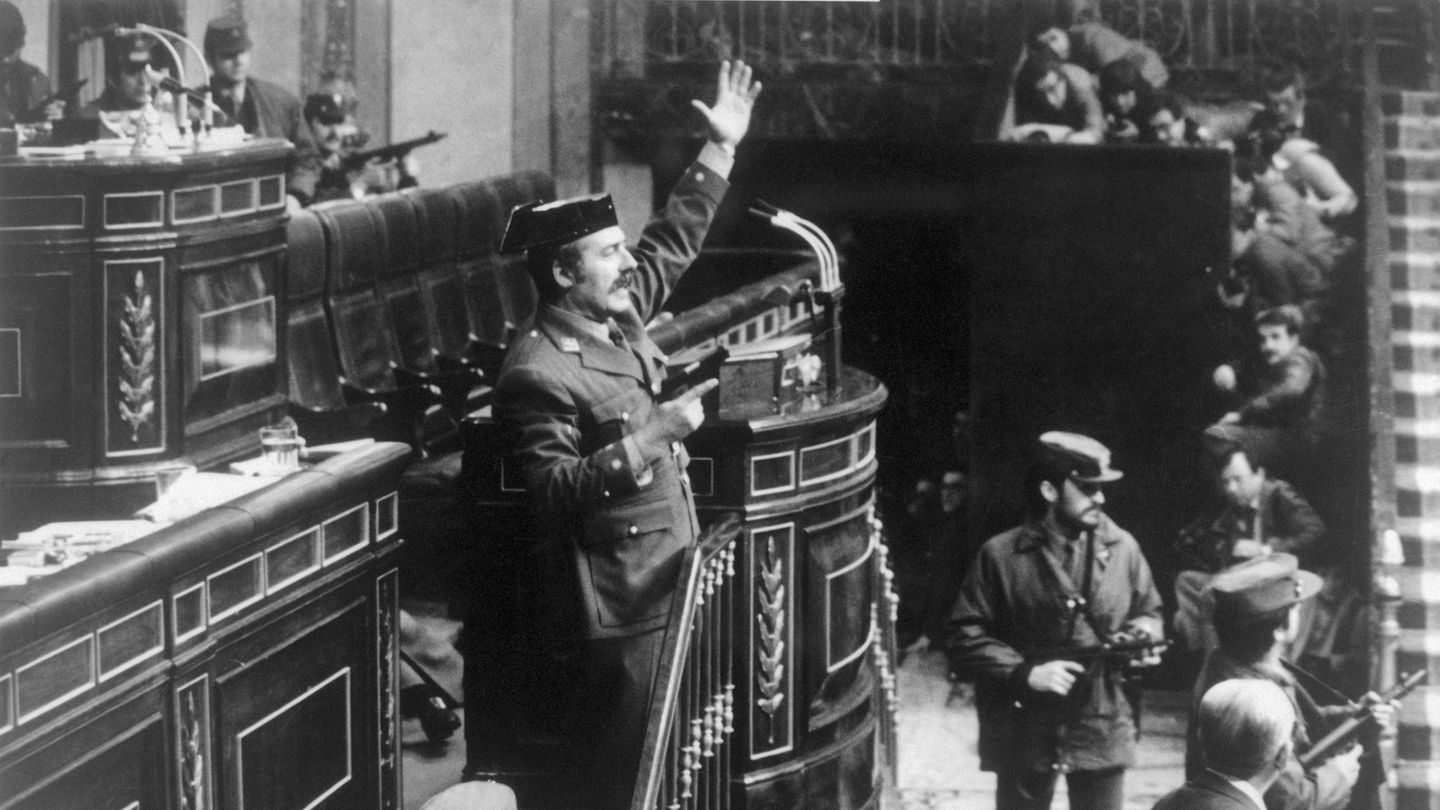 1981 steht der Putschist Antonio Tejero mit einer Pistole in der Hand auf dem Podium des Parlaments in Madrid