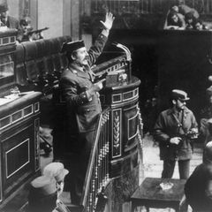 1981 steht der Putschist Antonio Tejero mit einer Pistole in der Hand auf dem Podium des Parlaments in Madrid