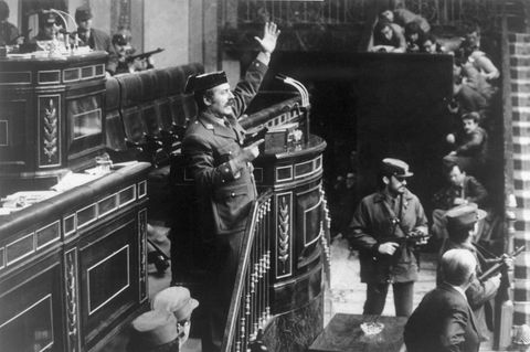 1981 steht der Putschist Antonio Tejero mit einer Pistole in der Hand auf dem Podium des Parlaments in Madrid