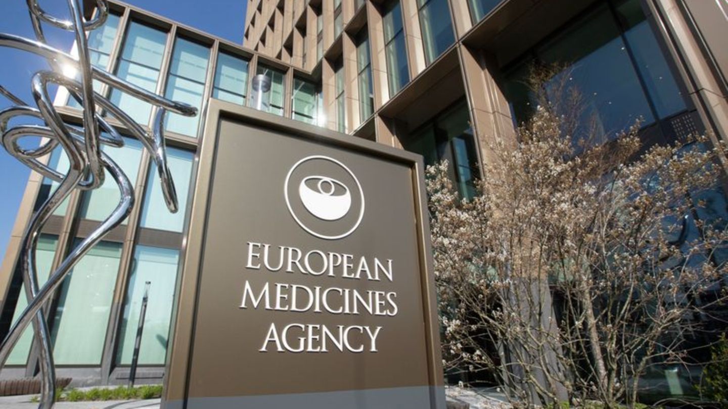 Die EU-Arzneimittelbehörde möchte, dass der Wirkstoff für Menschen ab 50 Jahren zugelassen wird. (Archivbild) Foto: Peter Dejong