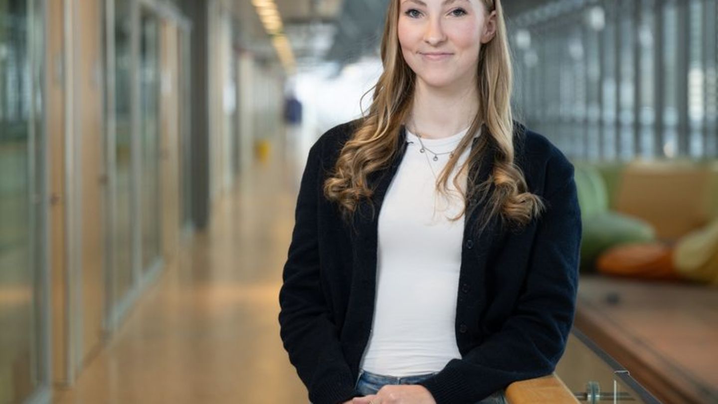 Die 20 Jahre alte Lilly Hiebenthal aus Sachsen leidet an einer äußert seltenen Immunkrankheit. Foto: Sebastian Kahnert/dpa