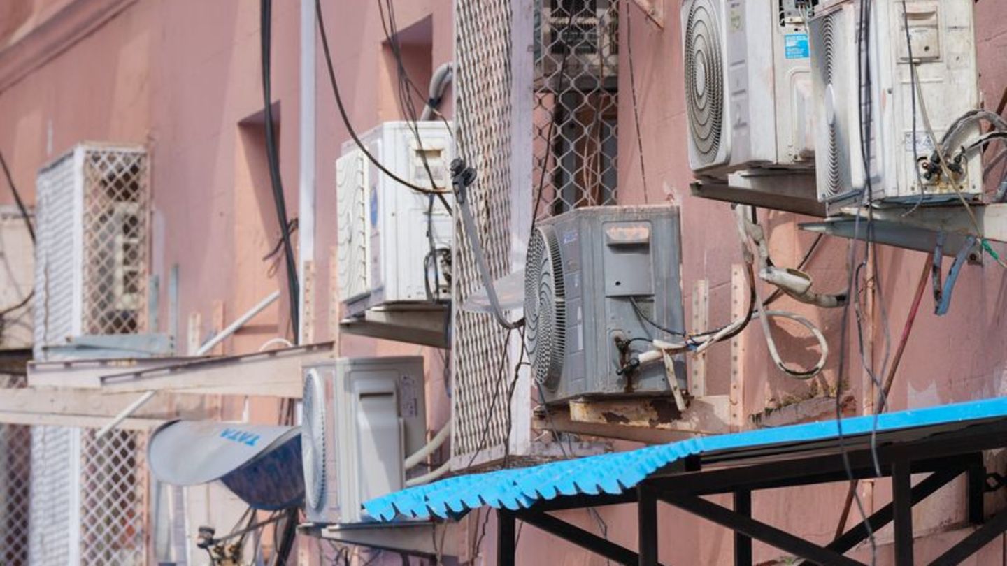 Klimaanlagen an der Hauswand des Wirtschaftsministeriums in Neu Delhi. Foto: Soeren Stache/dpa