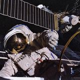 Wassili Zibilijew bei einer Reparatur an der Station Mir im Weltall