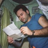 Alexander Laweikin mit einem Brief