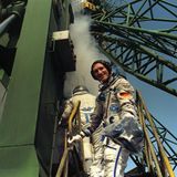 Klaus-Dietrich Flade lacht auf dem Weg zur Rakete