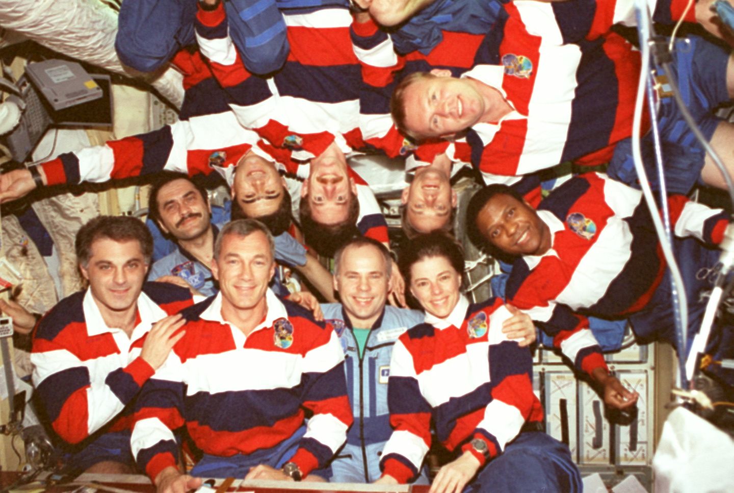 10 Astro- und Kosmonauten auf der Mir-Station im Gruppenbild