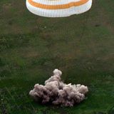 Die Sojus-Kapsel beim Aufprall auf die Erdoberfläche