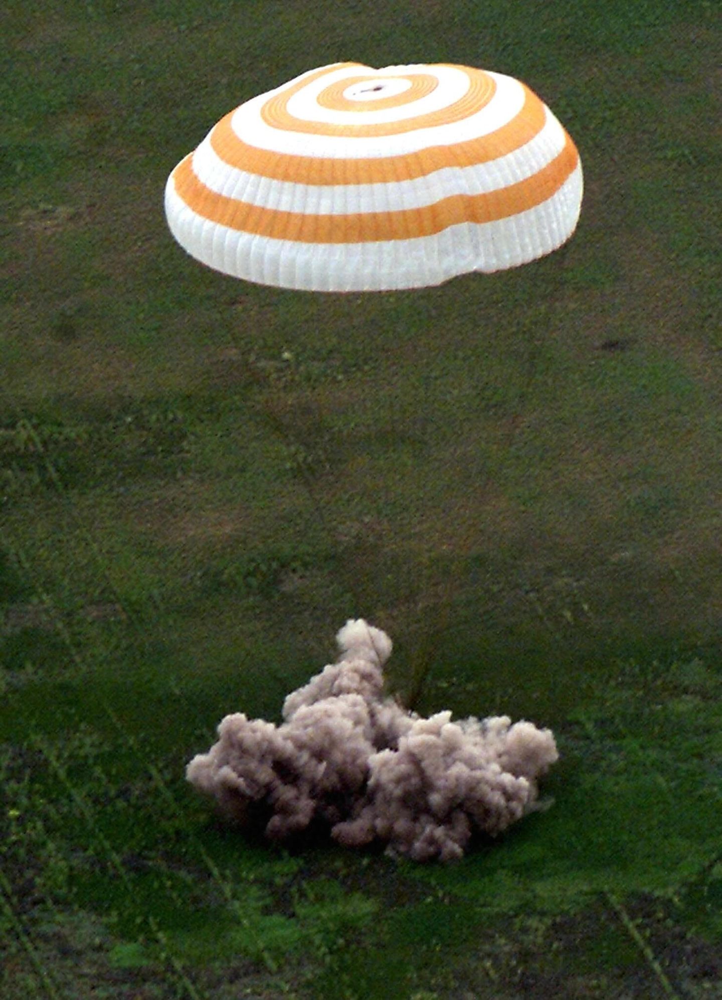 Die Sojus-Kapsel beim Aufprall auf die Erdoberfläche