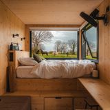 Bett im Tiny House mit Pferden im Hintergrund, Parcel Tiny House