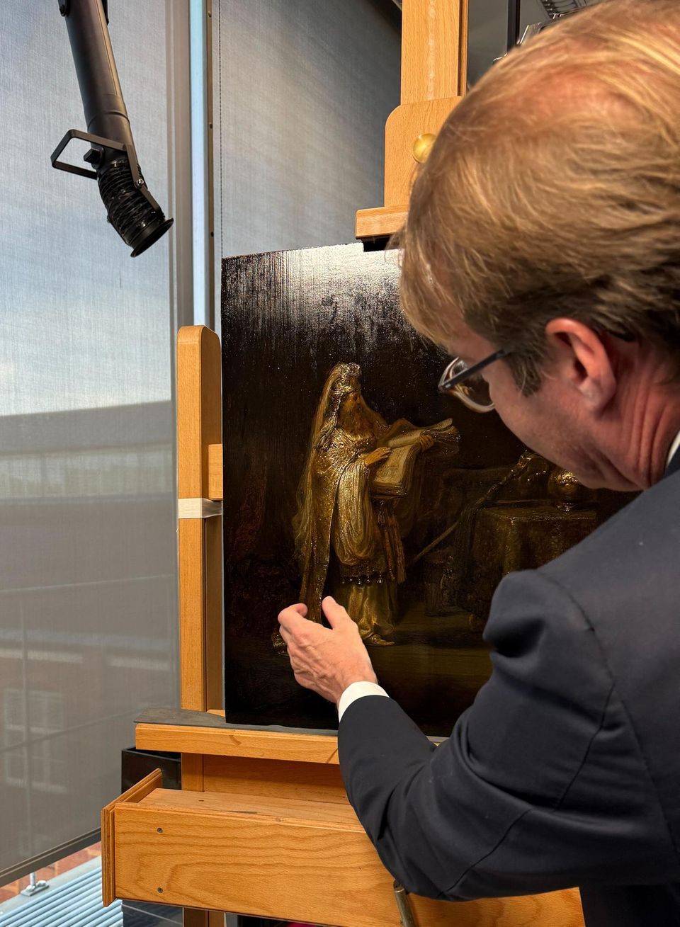 Im Restaurationsatelier des Amsterdamer Rijksmuseums begutachtet Direktor Taco Dibbits ein Ölgemälde