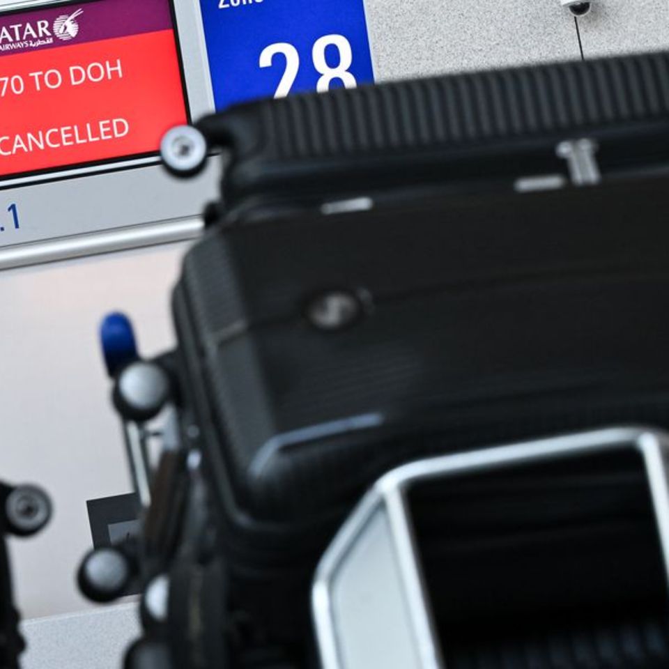 Luftraumsperrungen sorgen für Verspätungen und Flugausfälle: Viele Reisende sitzen fest oder müssen ihre Pläne ändern. Foto: Flo