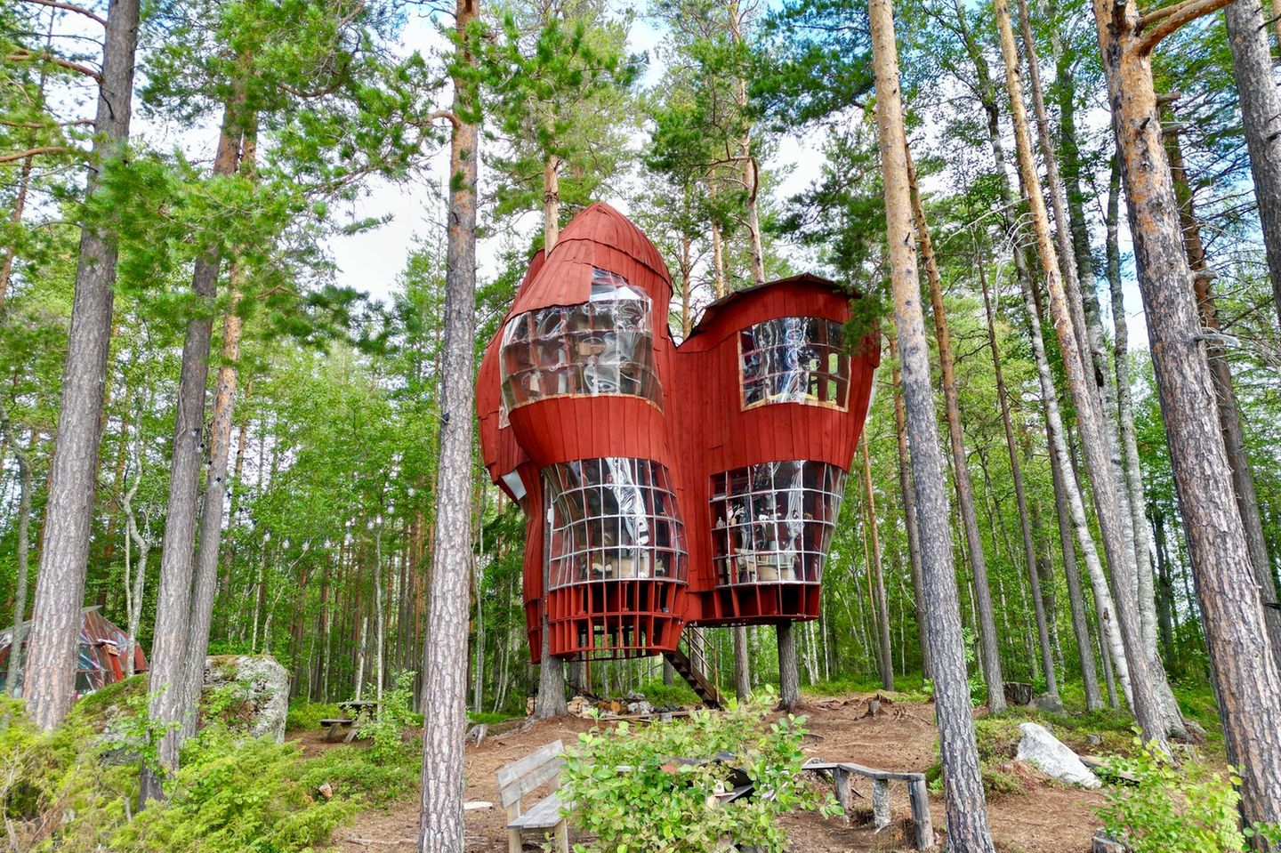 Rotes Baumhaus zwischen Bäumen, The Bear House, The Haven Islands