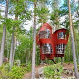 Rotes Baumhaus zwischen Bäumen, The Bear House, The Haven Islands