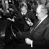 Helmut Kohl mit einem Autotelefon in der Hand