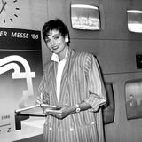 Eine Frau steht 1986 vor einer Computerwand auf dem Messegelände der Cebit in Hannover