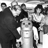 Bundeswirtschaftsminister Martin Bangemann und die ehemalige Miss World, Petra Schürmann schauen auf einen Roboter