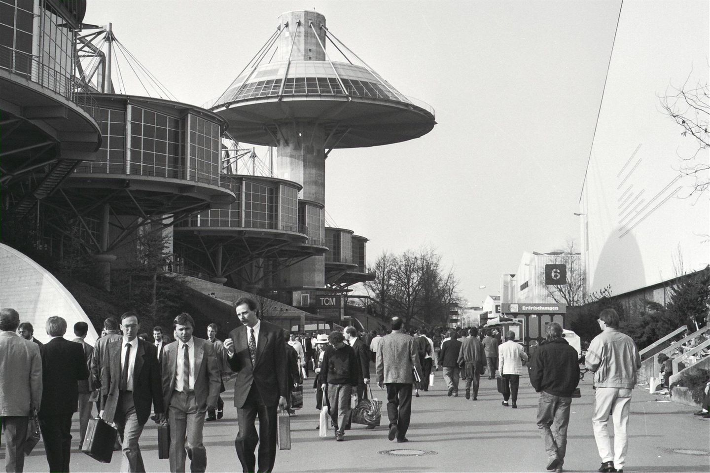 Menschen laufen über das Messegelände in Hannover 1991