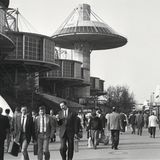 Menschen laufen über das Messegelände in Hannover 1991