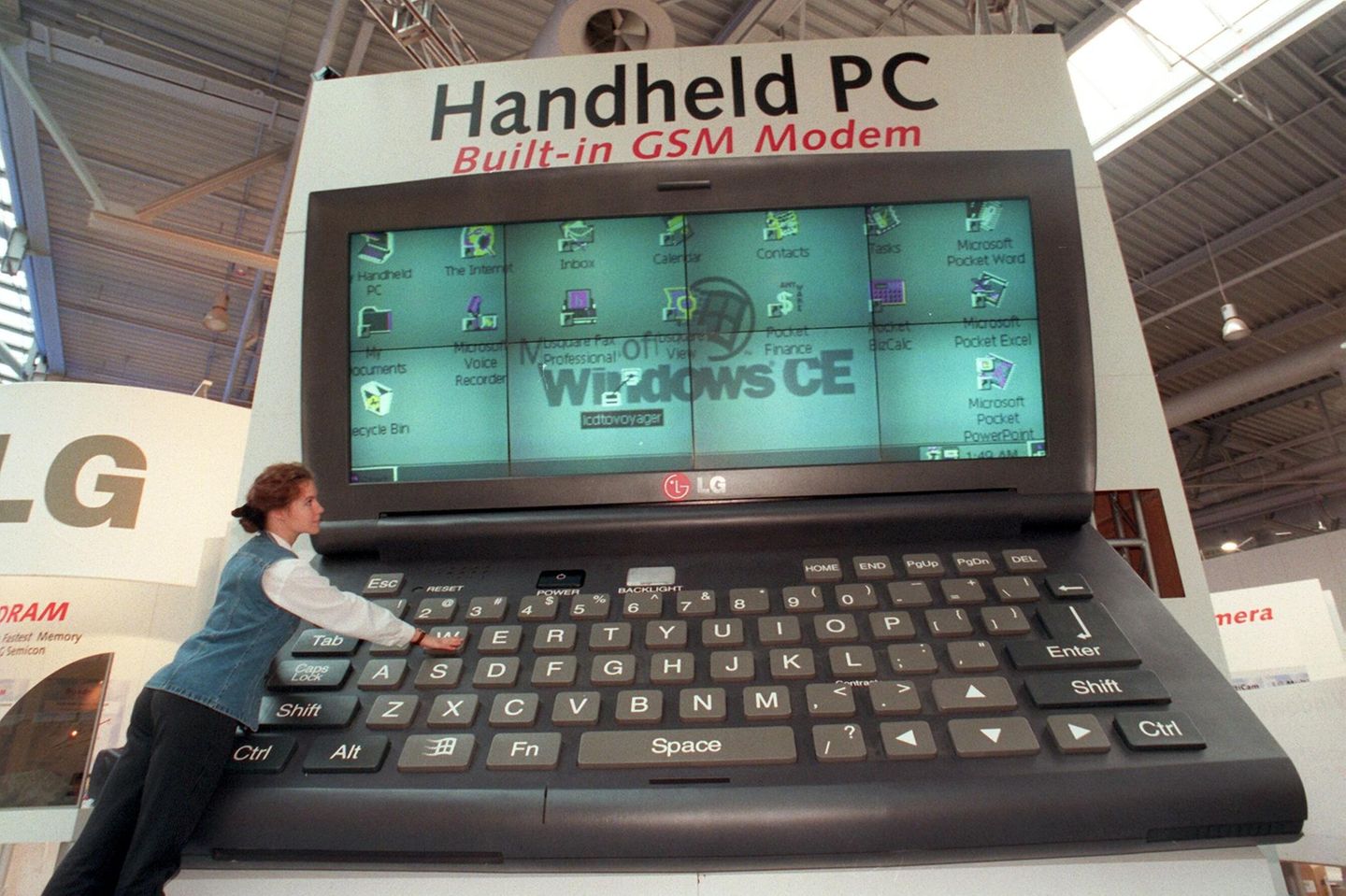 Eine Frau bewirbt einen überdimensionalen Laptop auf der Cebit 1998
