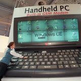 Eine Frau bewirbt einen überdimensionalen Laptop auf der Cebit 1998