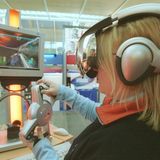 Zum neuen Jahrtausend bricht die Cebit ihre eigenen Rekorde: 2001, im Jahr dieses Fotos, stellen 8015 Firmen in Hannover aus, 830.000 Menschen besuchen die Computermesse. Die Dotcom‑Euphorie geht in ihre Hochphase, doch in den folgenden Jahren platzt die Internetblase, in der Branche kriselt es. 2010 verzeichnet die Cebit als Folge der Weltwirtschaftskrise ein Publikumstief mit 334.000 Besucherinnen und Besuchern. Das World Wide Web macht bereits vieles möglich, Videokonferenzen werden Alltag, das Leben vieler Menschen wird immer digitaler, sie erkunden virtuelle Realitäten. Ist die Cebit also im 21. Jahrhundert noch zeitgemäß? Erst wird die Messe auf fünf Tage verkürzt, dann für Privatleute geschlossen. Schließlich findet 2018 die letzte Ausgabe statt. Damit endet die einst größte Computermesse der Welt, die Cebit ist Geschichte.