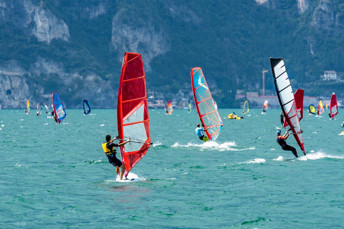 Im Frühling erwacht das Leben auf Trentinos Seen: Am Gardasee, Caldonazzo- und Levicosee glitzert das Wasser im ersten Sonnenschein, an den Ufern ist T‑Shirt-Wetter. Urlauber spazieren über Promenaden, wagen erste SUP- oder Bootstouren und genießen den Aperitivo mit Blick auf Berge und Wasser. Ab dem späten Frühling herrschen hier oft ideale Bedingungen für Wassersportarten wie Surfen, Segeln und Kanufahren. Am Garda Trentino, dem nördlichen Teil des Gardasees, läuft dann die Windsurfsaison auf Hochtouren.
