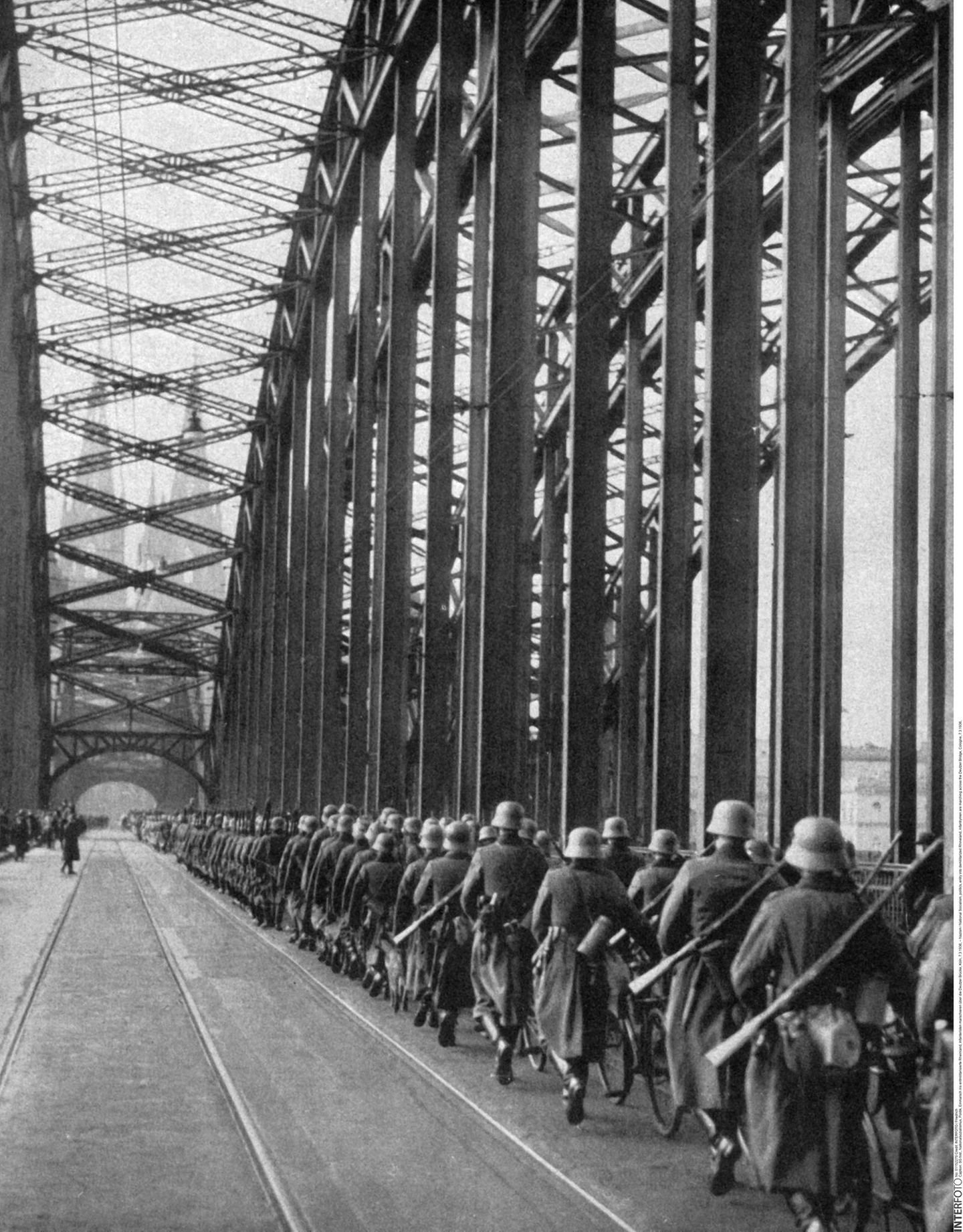 Infanteristen gehen 1936 über die Hohenzollernbrücke in Köln