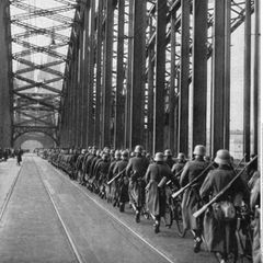 Infanteristen gehen 1936 über die Hohenzollernbrücke in Köln