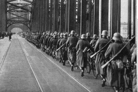 Infanteristen gehen 1936 über die Hohenzollernbrücke in Köln