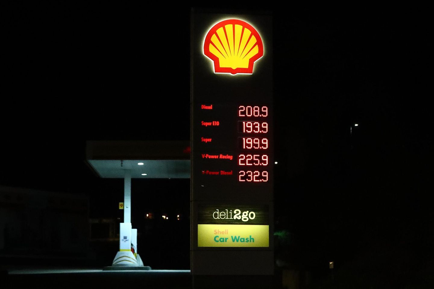 Preise Benzin sind über EUR 2,00 an Shell Zapfsäule März 2026