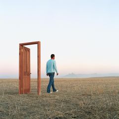 Türrahmen-Effekt: Ein Mann überschreitet eine Türschwelle