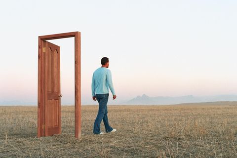 Türrahmen-Effekt: Ein Mann überschreitet eine Türschwelle