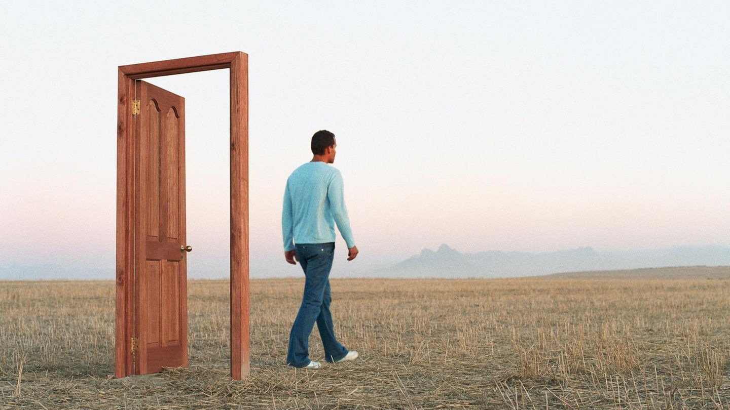 Türrahmen-Effekt: Ein Mann überschreitet eine Türschwelle
