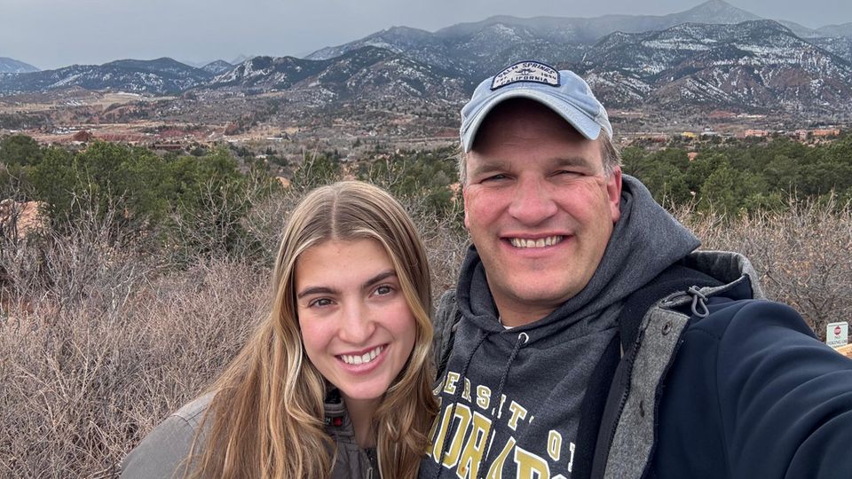 Philipp Depiereux mit seiner Tochter vor einer Bergkulisse