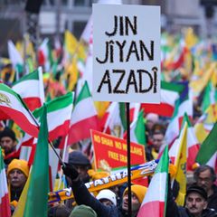 Ein Protestslogan in kurdischer Sprache wurde 2022 zum Motto der regimekritischen Bewegung in Iran: Jin, Jiyan, Azadî – Frauen, Leben, Freiheit. Hier eine Demonstration in Berlin im Februar 2026