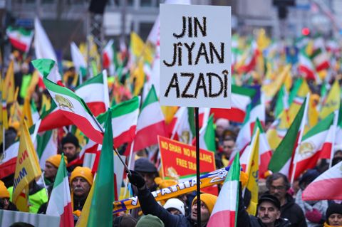 Ein Protestslogan in kurdischer Sprache wurde 2022 zum Motto der regimekritischen Bewegung in Iran: Jin, Jiyan, Azadî – Frauen, Leben, Freiheit. Hier eine Demonstration in Berlin im Februar 2026