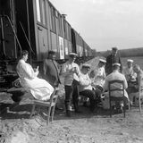 Küchencrew beim Kartoffelschälen