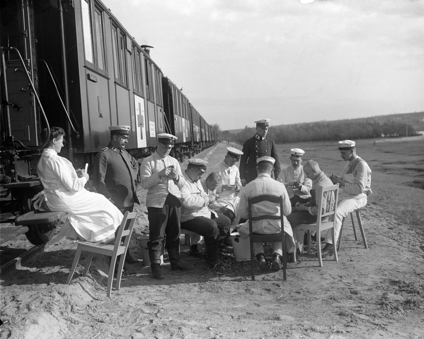 Küchencrew beim Kartoffelschälen