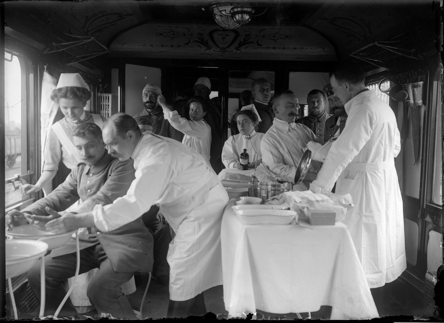 Sanitäter und Krankenschwestern im Lazarettzug